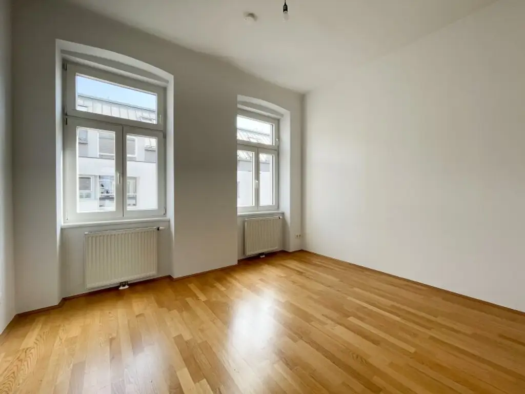 ALTBAUWOHNUNG MIT HOFSEITIGEM BALKON: 3 Zimmer inkl. Küche im 3. Liftstock