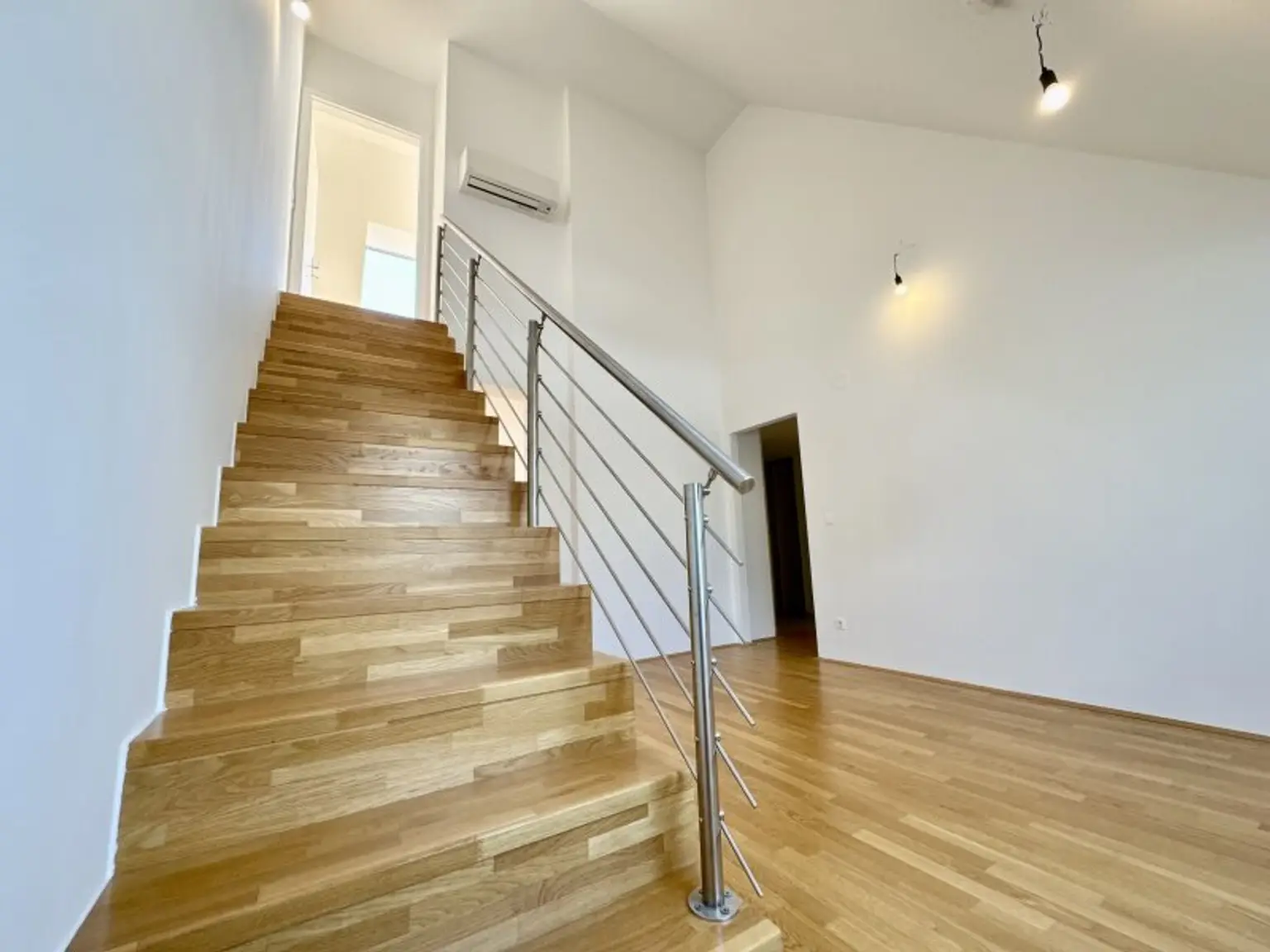 NEU! Wunderschöne Dachgeschoßwohnung mit 3 Zimmern plus großer Galerie!