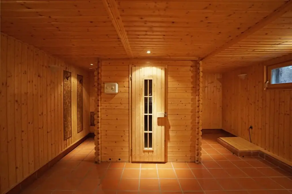 Familienidyll in Grünruhelage am Waldrand mit großem Garten, Schwimmbecken und Sauna