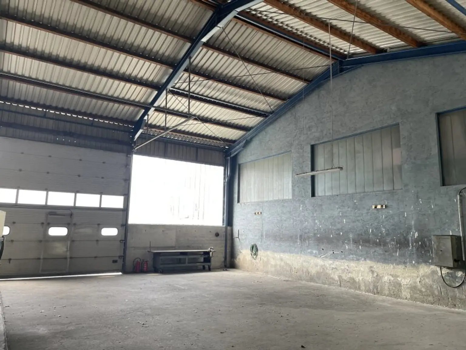 800 m² HALLEN FÜR LAGER/WERKSTATT UND 1.100 m² AUSSENFLÄCHEN NÄHE SIEGENDORF/EISENSTADT!