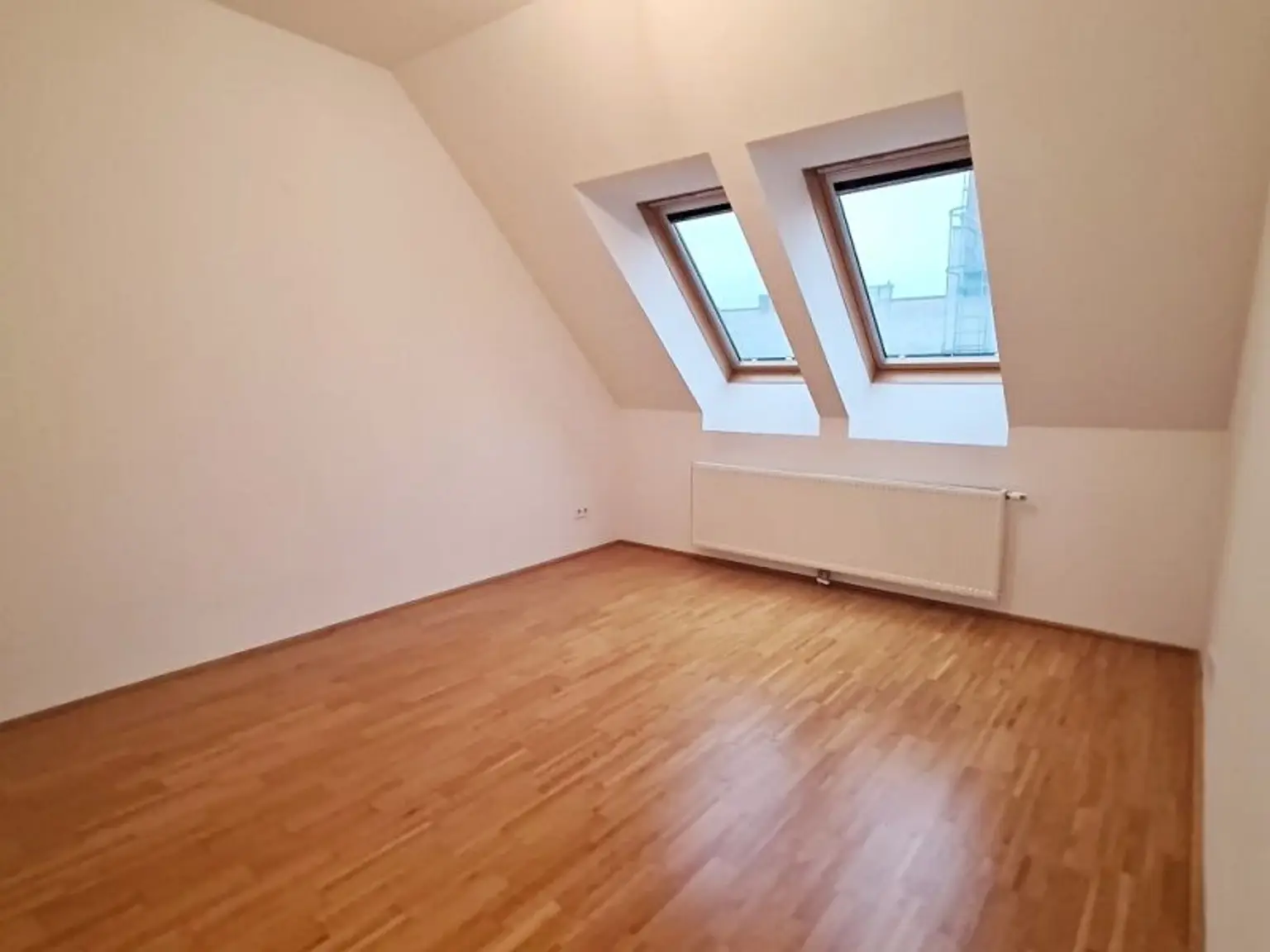 TERRASSENHIT, U1-NÄHE, 84 m2 Dachgeschoß mit 30 m2 Terrasse, 2 Zimmer, Wohnküche, 2 Bäder, Parketten, Viktorgasse