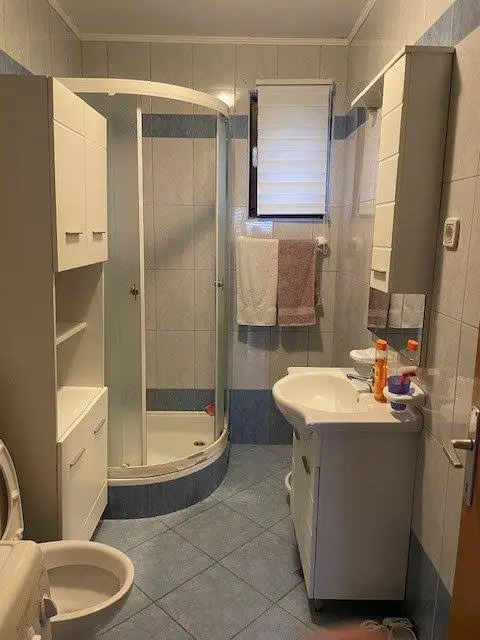 Crikvenica/Kacjak: Apartmenthaus mit 5 Wohneinheiten, nur 140 Meter vom Strand entfernt!