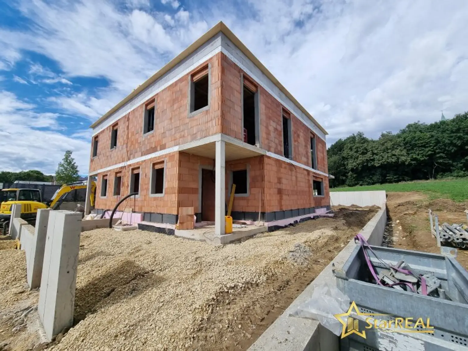 LETZTES HAUS VERFÜGBAR! IDEAL FÜR FAMILIEN! 5-ZIMMER-ZIEGELHAUS MIT UNVERBAUBAREN AUSBLICK. MIT KELLER, BALKON, TERRASSE, CARPORT UND GROSSEM GARTEN.