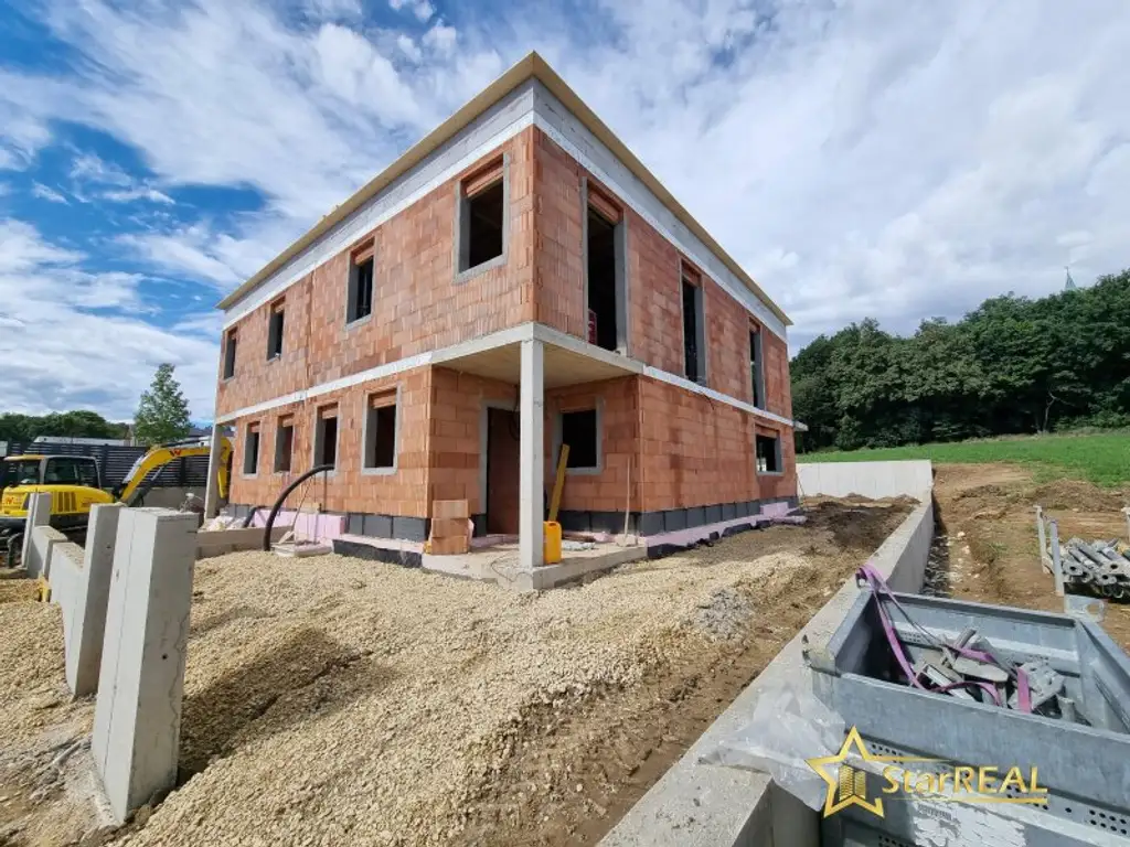 LETZTES HAUS VERFÜGBAR! IDEAL FÜR FAMILIEN! 5-ZIMMER-ZIEGELHAUS MIT UNVERBAUBAREN AUSBLICK. MIT KELLER, BALKON, TERRASSE, CARPORT UND GROSSEM GARTEN.
