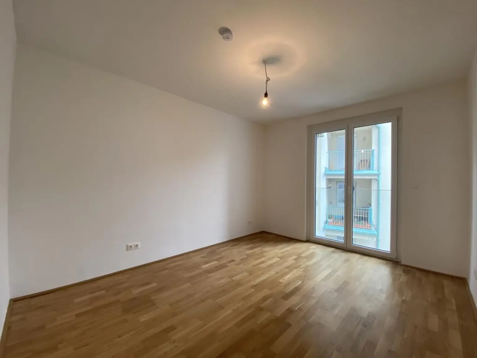 Traumwohnung mit super-großem, überdachten SÜD-Balkon!