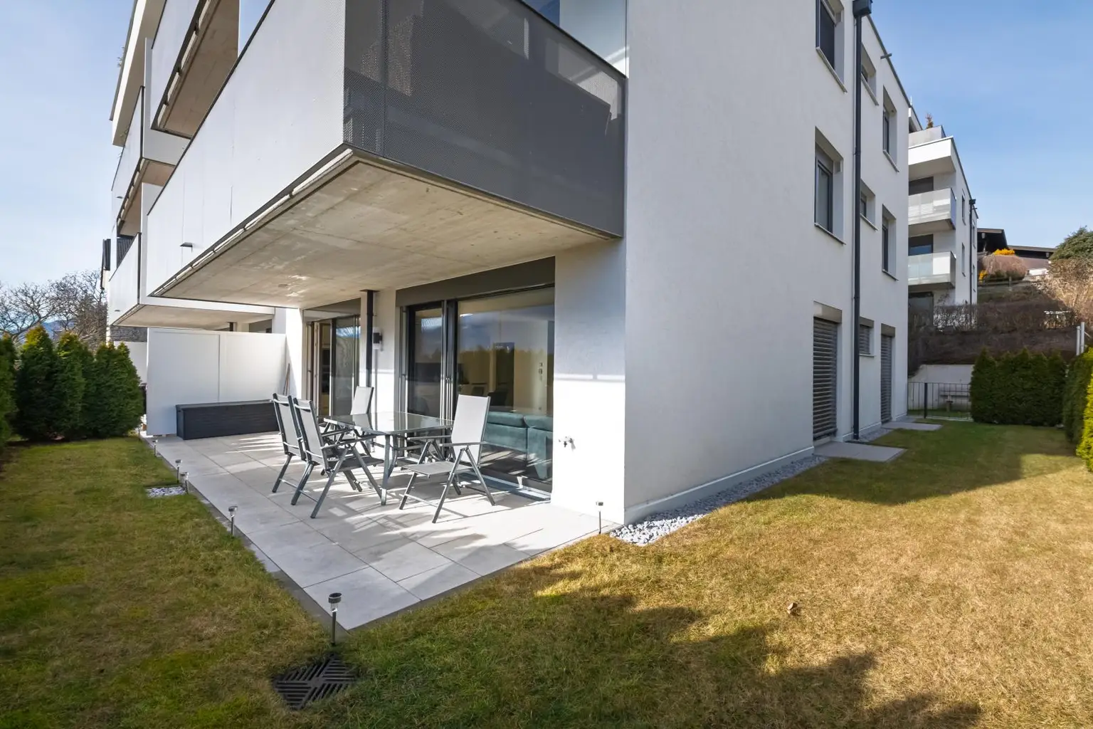 Terrasse mit Gartenfläche