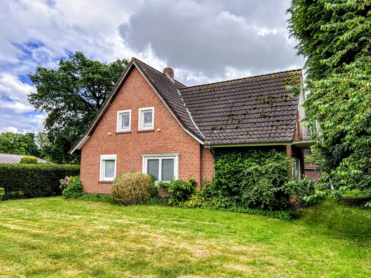 Ein Zuhause, das Raum für alles lässt! Wohnhaus mit angrenzender Halle!