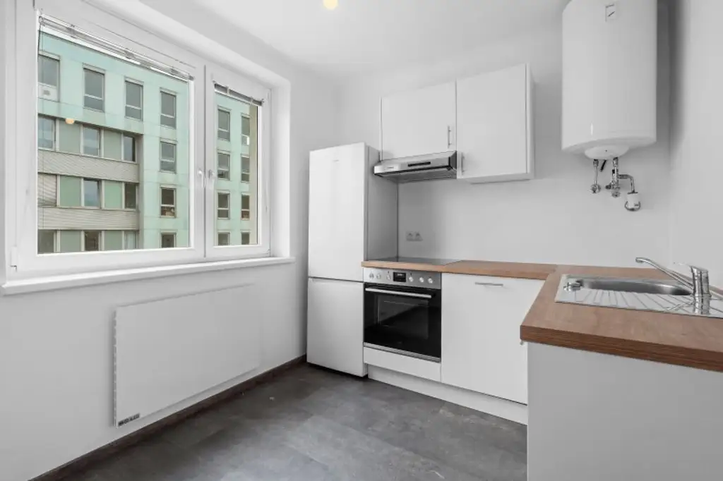Tolle 2-Zimmer Wohnung mit Balkon & ganz neue Küche ! Verkehrsgünstig gelegen ! UNBEFRISTET !