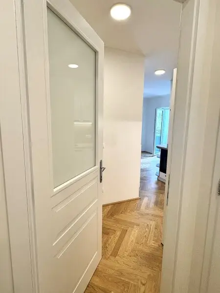 Vorzimmer mit Blick in Küche und Wohnzimmer