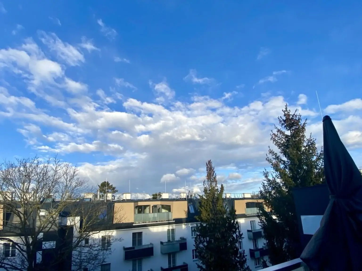 VOLL MÖBLIERTES traumhaft ruhiges Dachgeschoss-Appartement mit Terrasse und perfektem Öffi-Anschluß