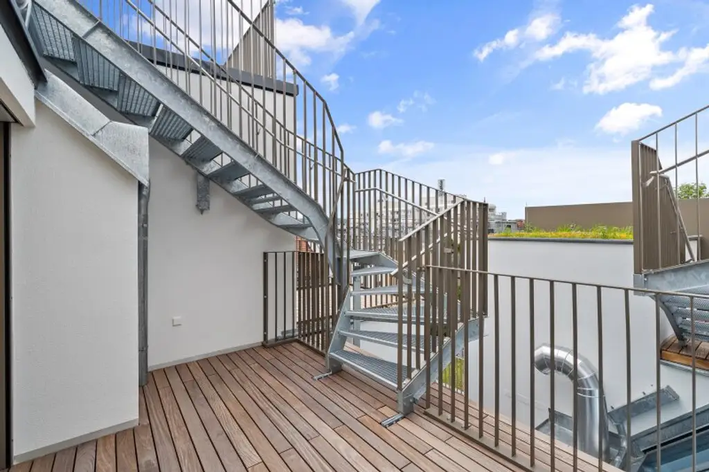 4-Zimmer-Dachgeschosswohnung (Massivbauweise) mit Terrasse und Dachterrasse in generalsaniertem Altbau