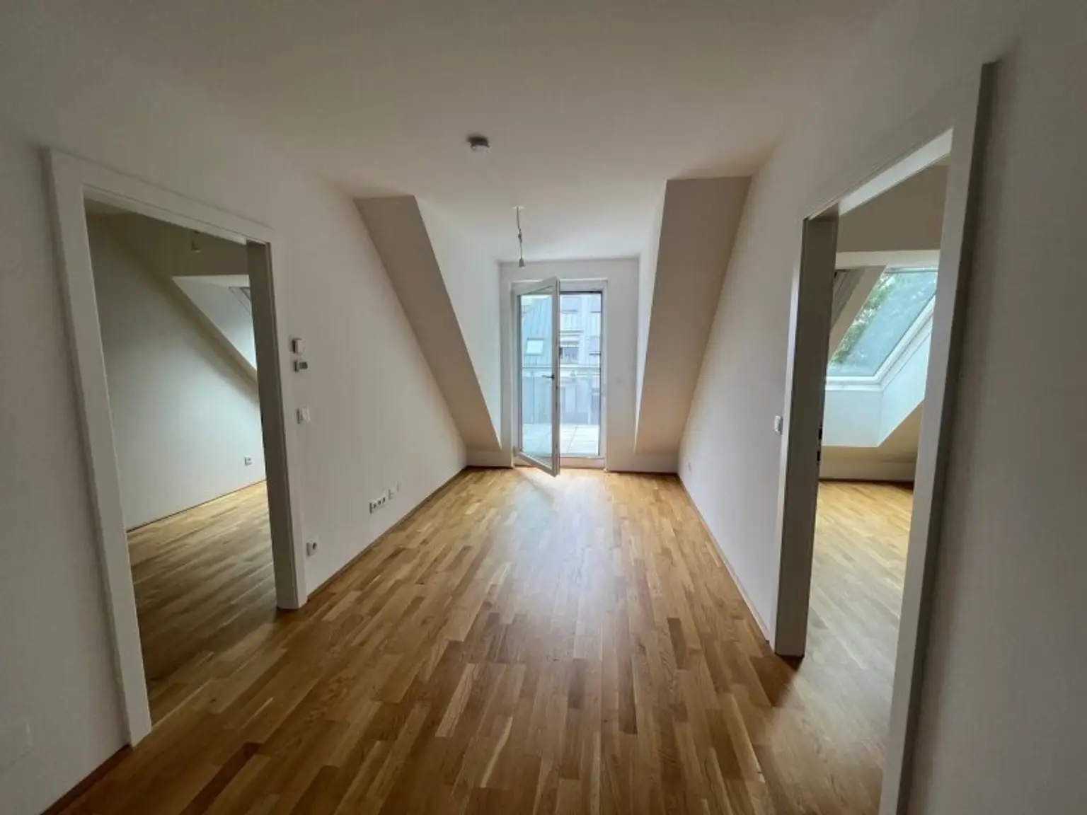 EXKLUSIVES WOHNEN IN RUHIGER LAGE MIT BALKON & GARAGE – IDEAL ZUR ANLAGE