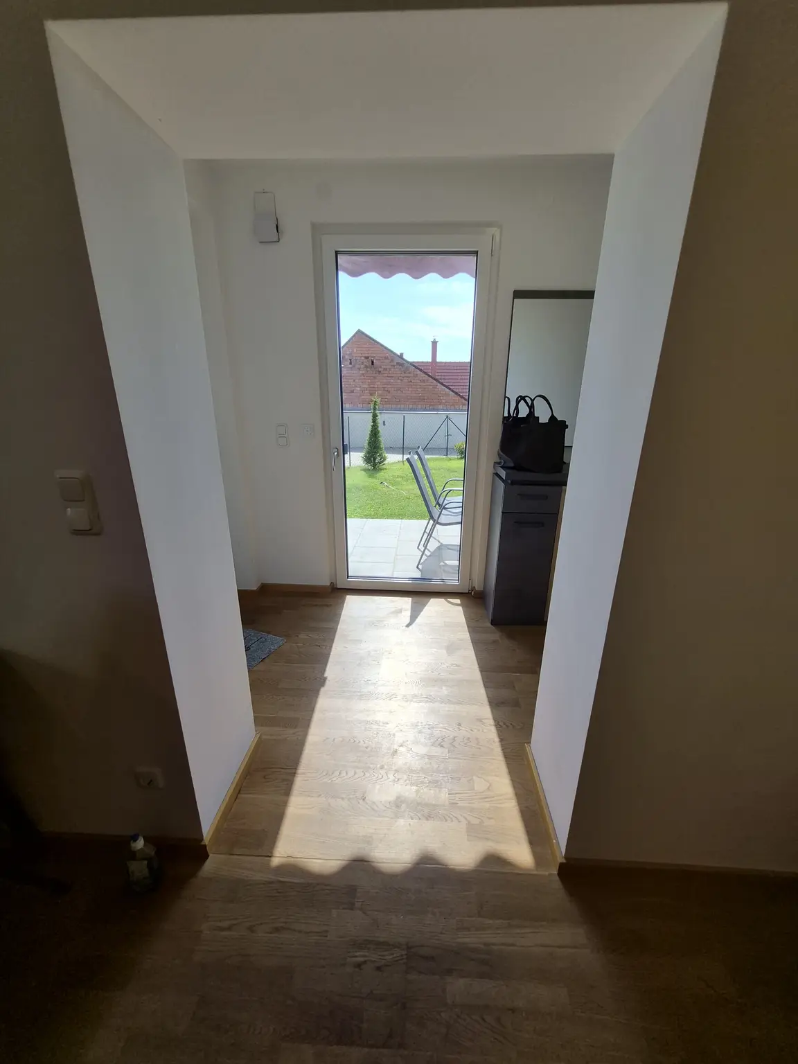 Ca. 64 m² Wohnung mit ca. 107 m² Eigengarten & Klimaanlage - Perfekt als Haupt- od. Zweitwohnsitz - Lebensqualität zwischen See und Reben
