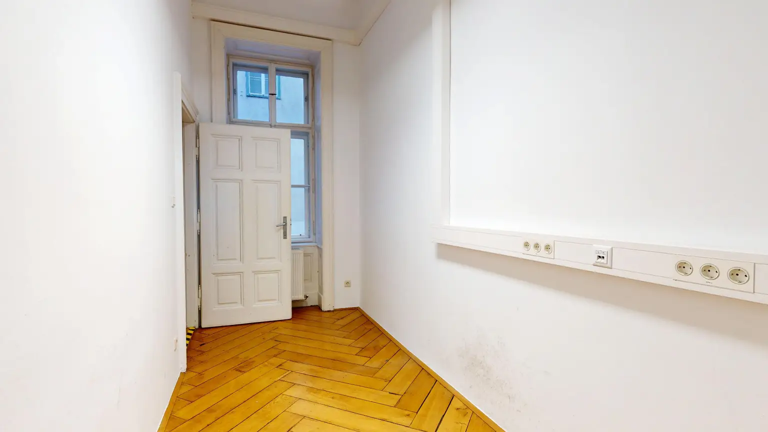 Elisabethstraße: Büroräumlichkeiten mit klassischen Altbau-Elementen - EDV-Verkabelung