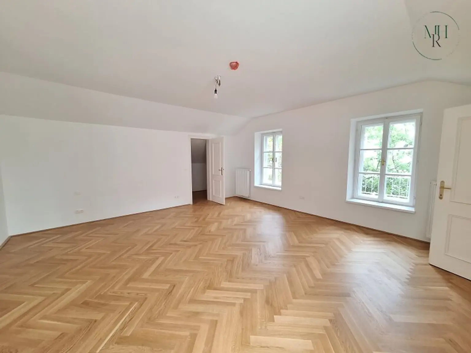 Exklusiv Wohnen in Toplage Währings - hochwertig sanierte Penthousemaisonette mit Grünblick und Garten