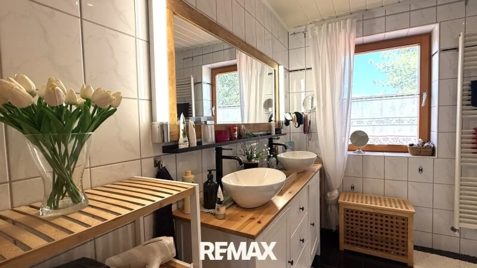 Badezimmer mit Dusche, WC und Eckbadewanne