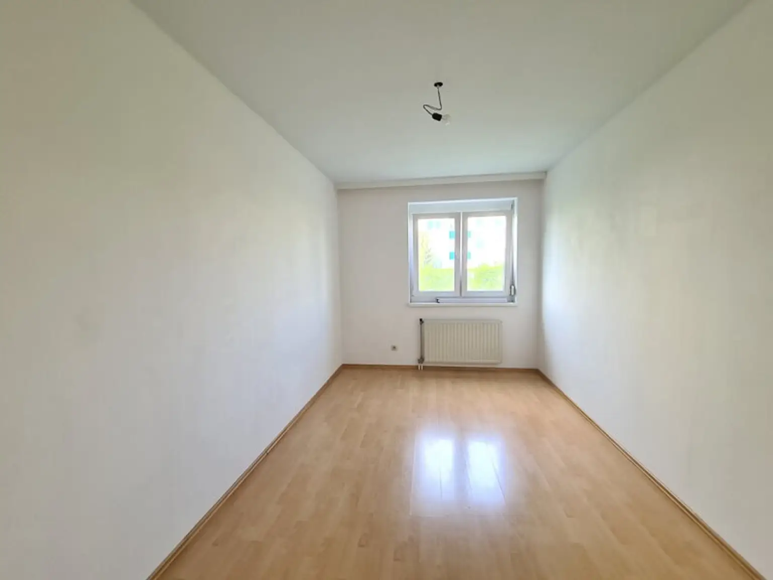 *** NIEDRIG-ENERGIE *** WINTERGARTENARTIGE LOGGIA *** GROSSE GARTENANLAGE *** PKW-STELLPLATZ ***