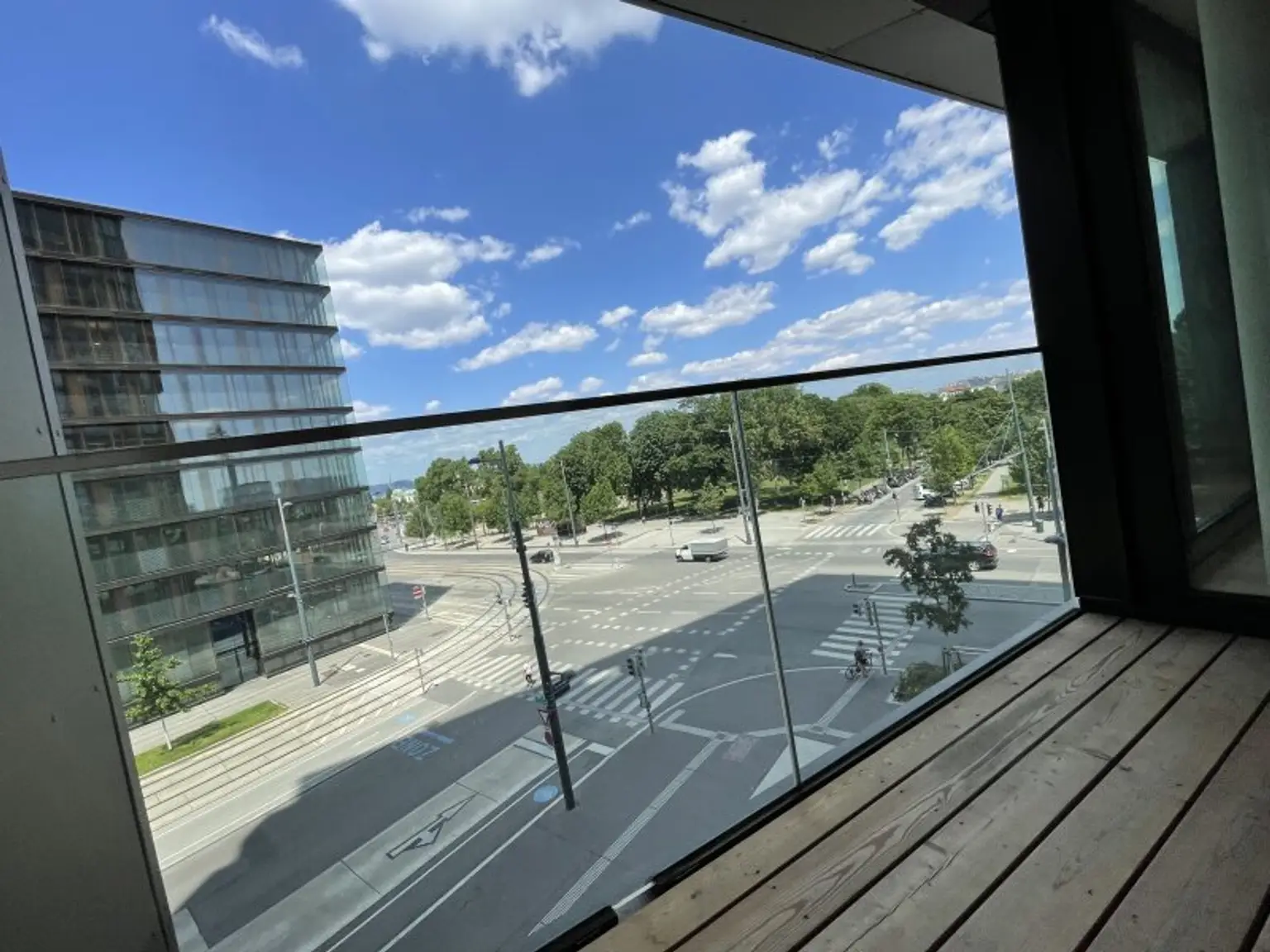 UNBEFRISTETE 2-Zimmer Neubauwohnung mit Freifläche + Extras im Haus