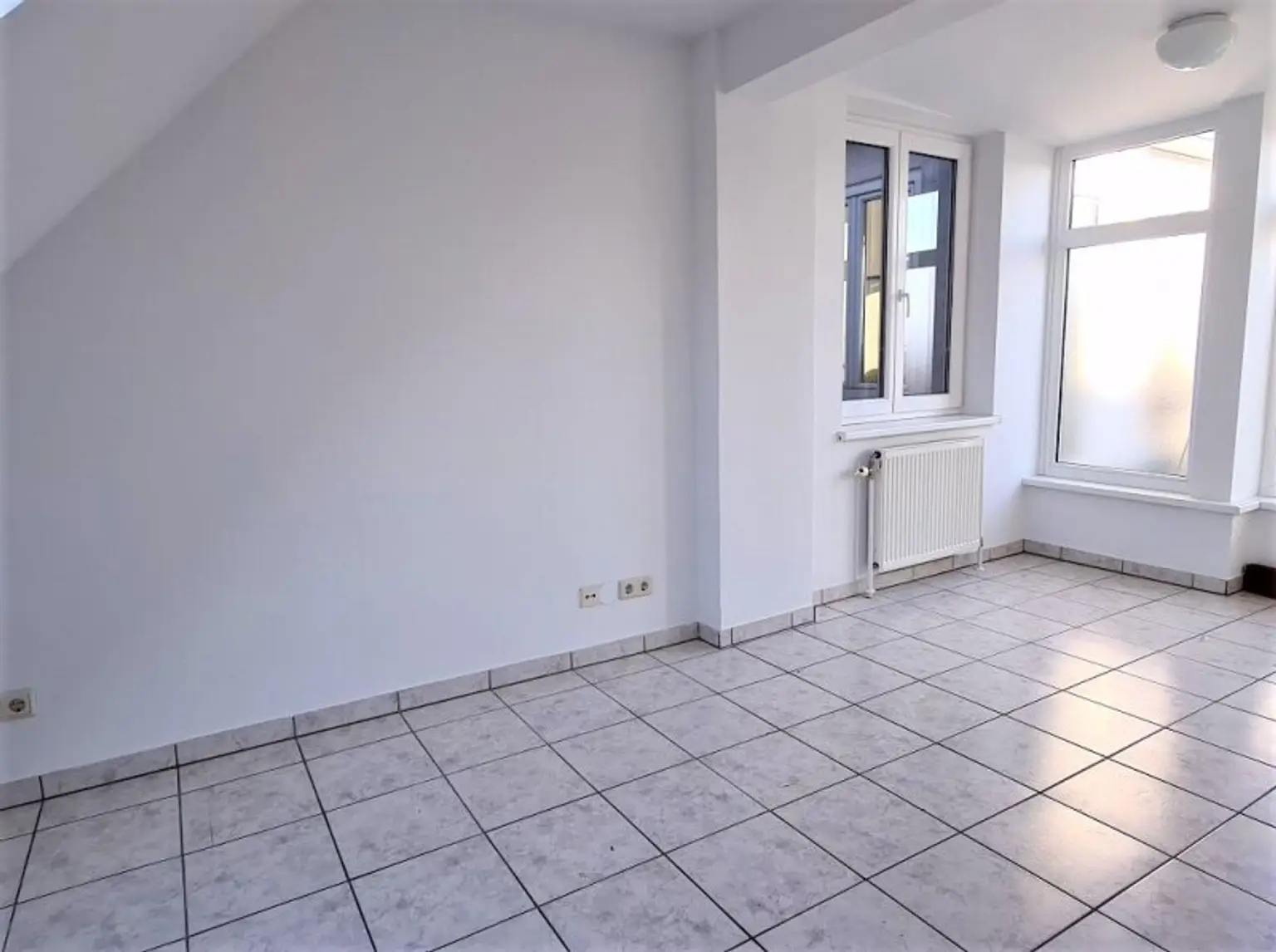 TERRASSENHIT, DACHGESCHOSS, 81 m2 Maisonette mit 12 m2 Terrasse, 3 Zimmer, Küche, Galerie, Wannenbad, Augarten-Nähe