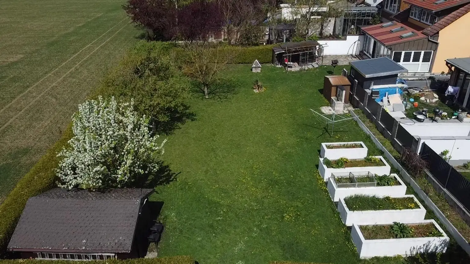 Luftaufnahme vom Garten- im Bild 4 Hochbeete