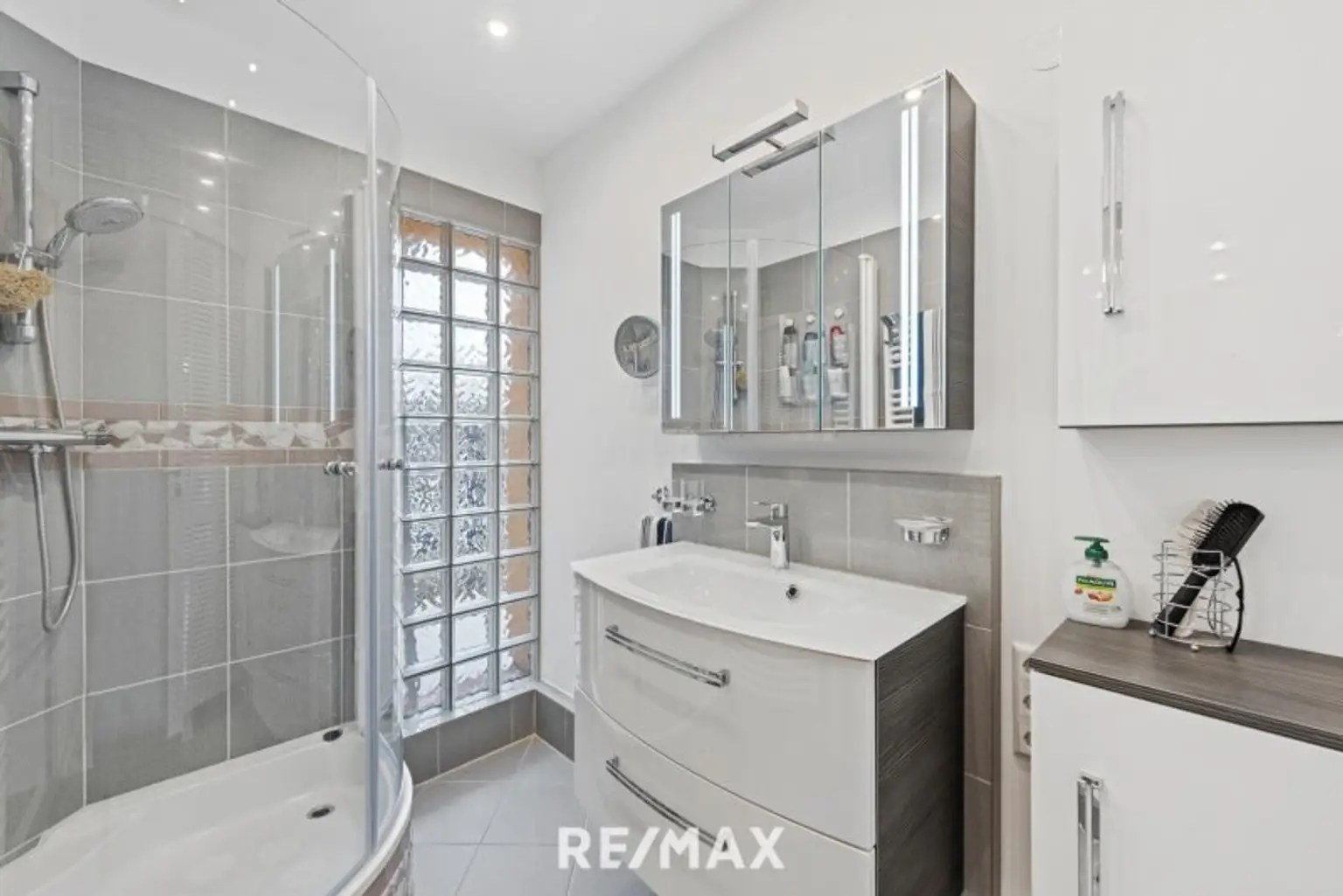 Badezimmer mit Dusche