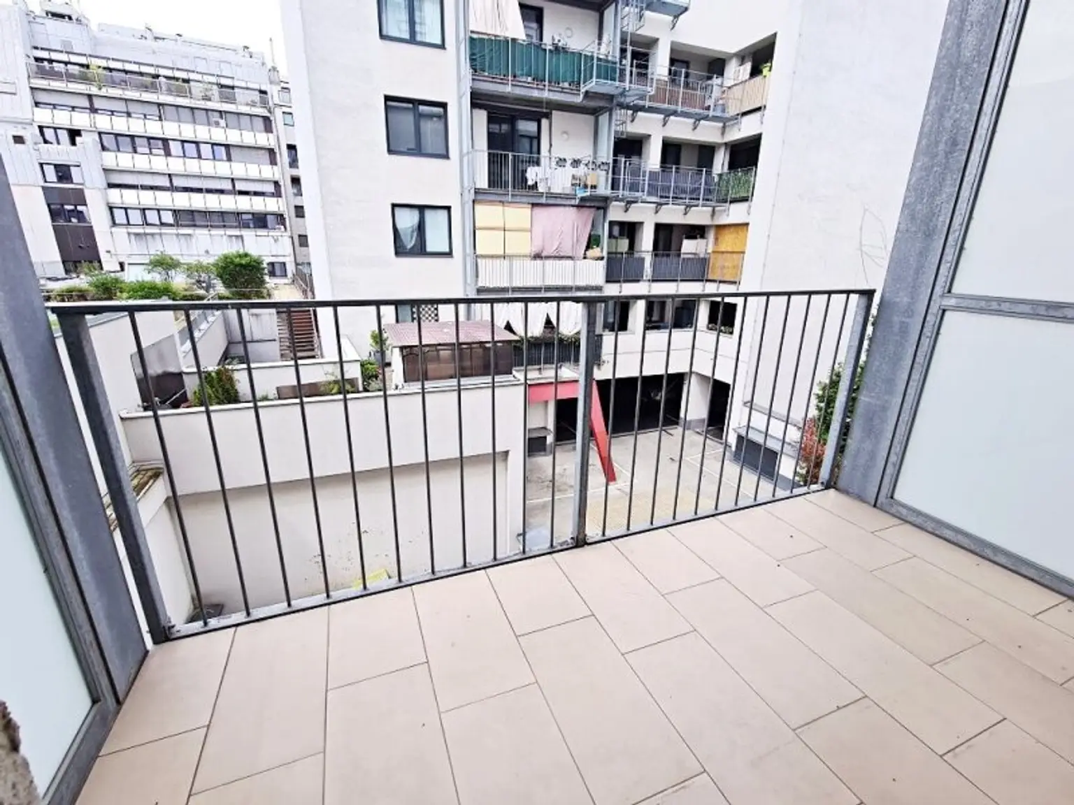 HUMBOLDTGASSE, U1 NÄHE, 76 m2 Neubau inkl. 4 m2 Loggia, Wohnküche, 2 Zimmer, Parketten, Wannenbad, 2. Liftstock