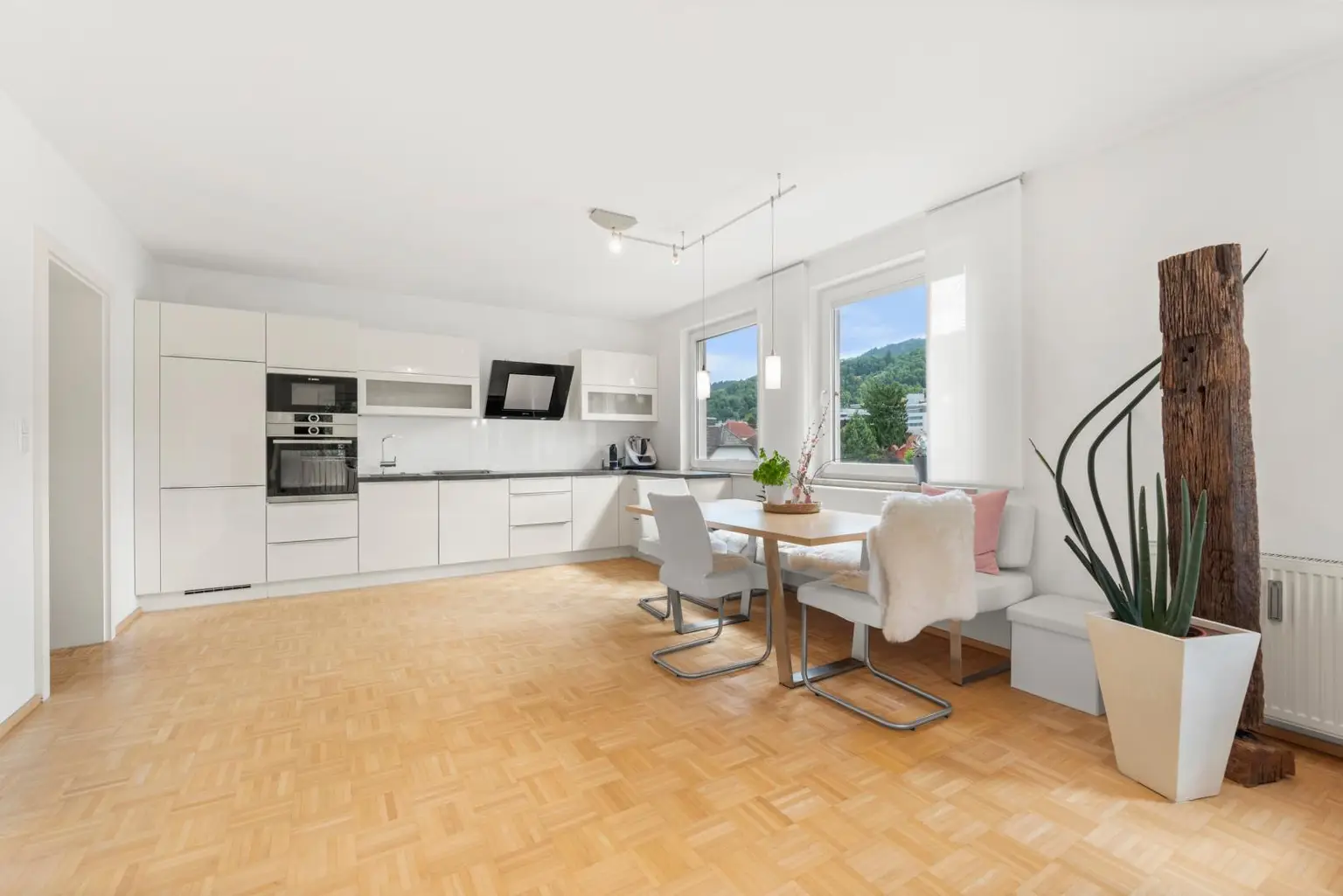 Ihr künftiger Wohntraum: Moderne, neu renovierte 3,5-Zimmer-Wohnung mit Loggia in ruhiger, zentraler Lage