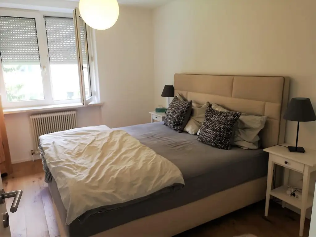 Moderne, hochwertig sanierte 3 Zimmer Wohnung mit verglaster Loggia, Keller und Garagenplatz