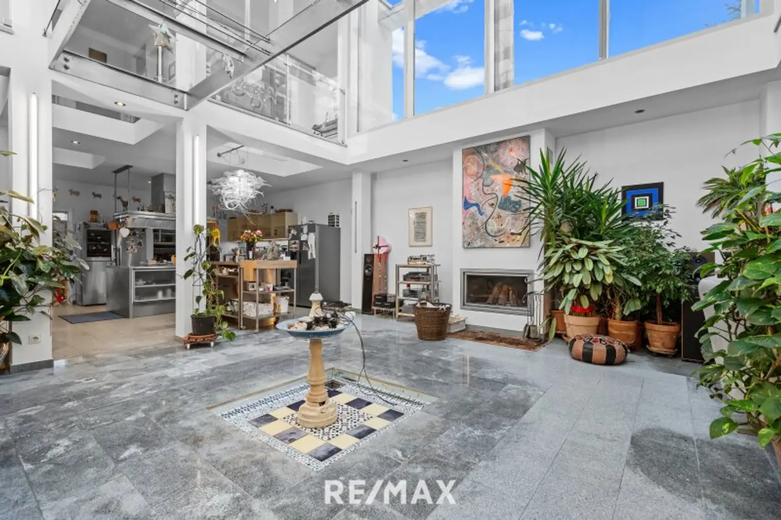 Wohnzimmer-Kamin und Küche