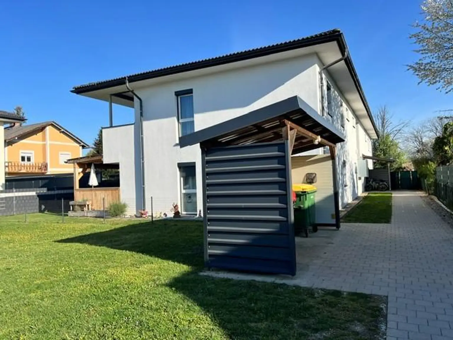 Aussen mit Müllplatz