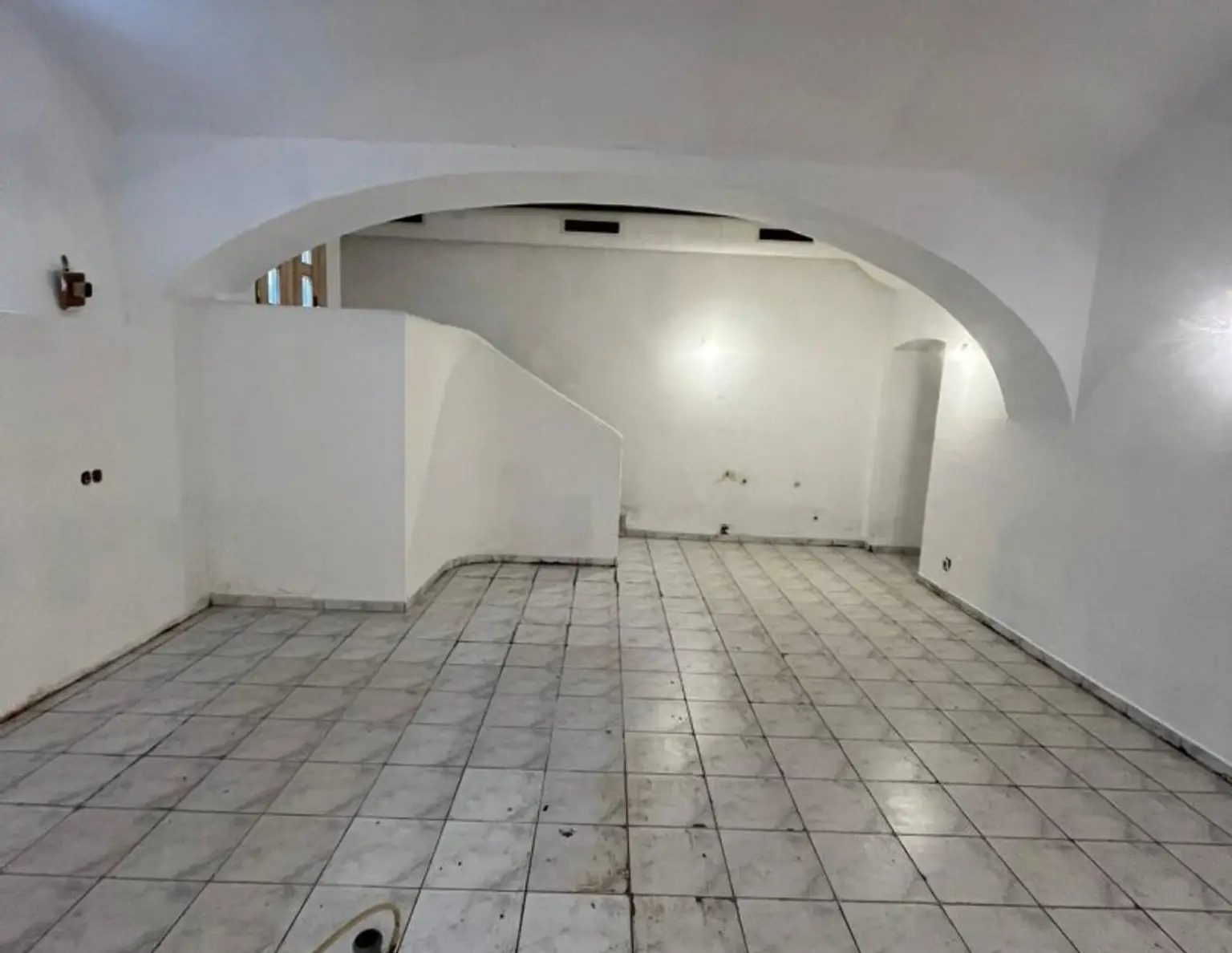 Außergewöhnliches Geschäfts/Vereinslokal/Klubhaus direkt bei der TU- Graz zur Miete.