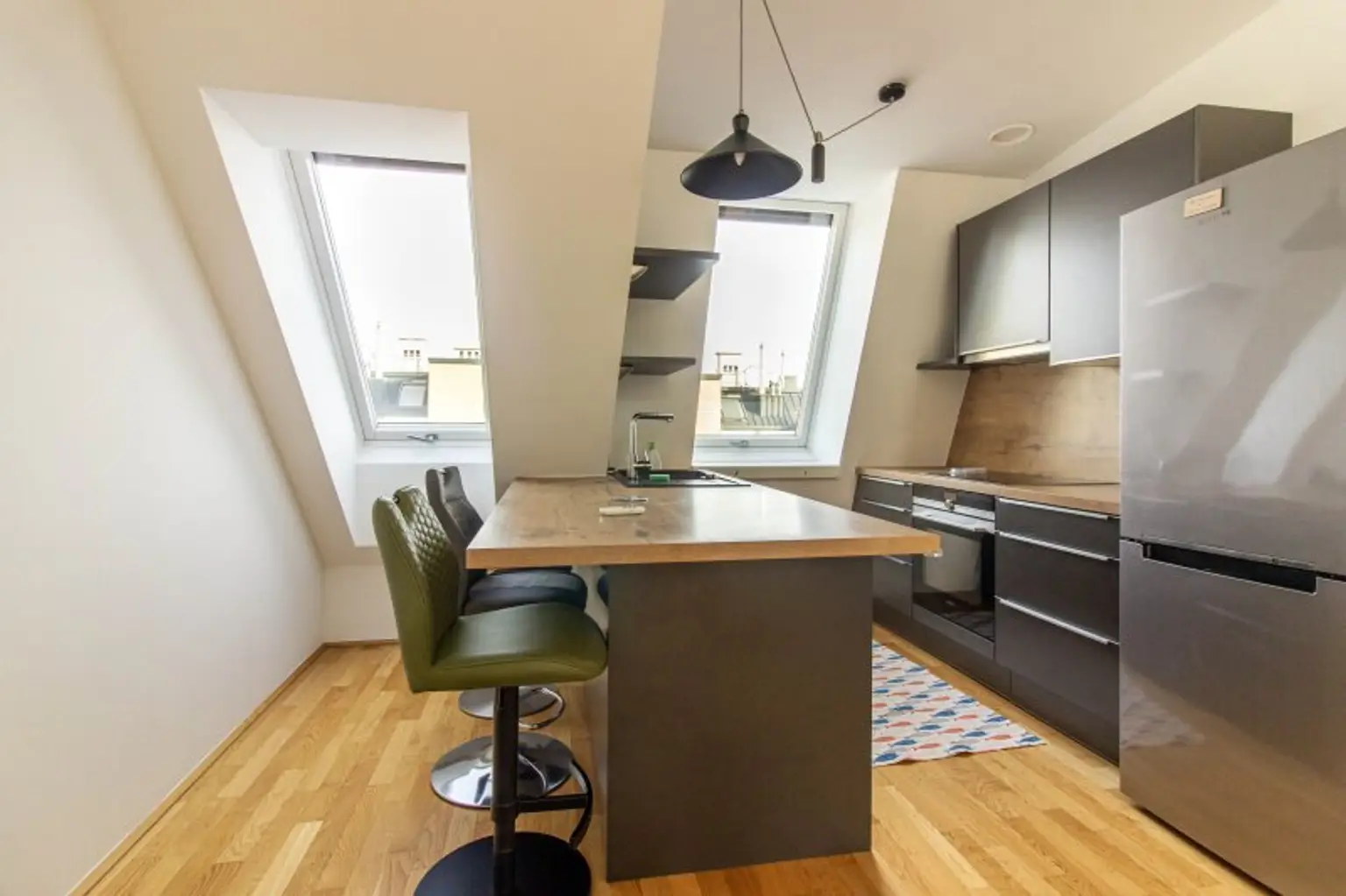 Traumhaft ruhige DG-Wohnung mit Terrasse bei U4-Hütteldorf - VOLL MÖBLIERT