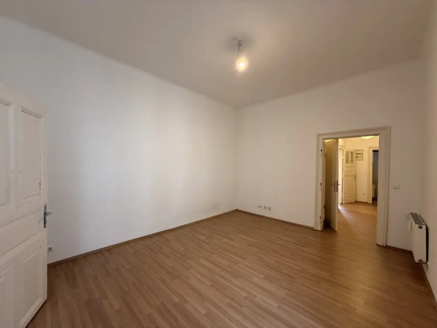 RUHE IN HISTORISCHEM AMBIENTE | ADLERHOF | 2-Zimmer-Wohnung inkl. Lift | 6 min Fußweg zur U3 VOLKSTHEATER