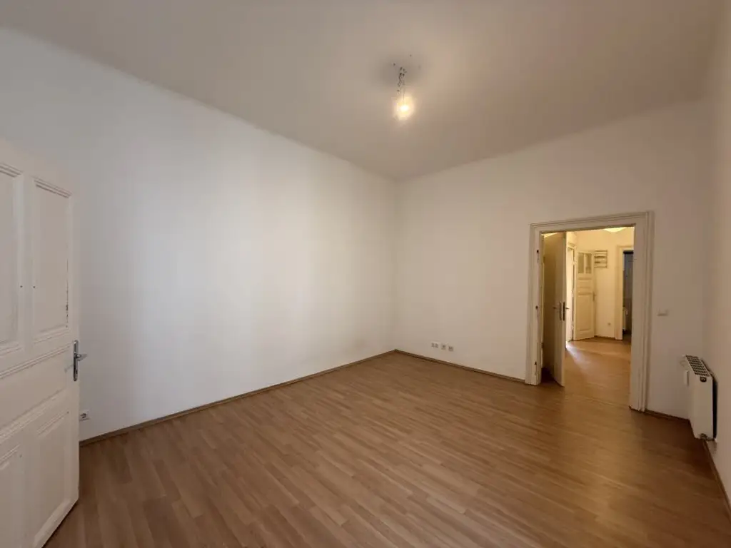 RUHE IN HISTORISCHEM AMBIENTE | ADLERHOF | 2-Zimmer-Wohnung inkl. Lift | 6 min Fußweg zur U3 VOLKSTHEATER