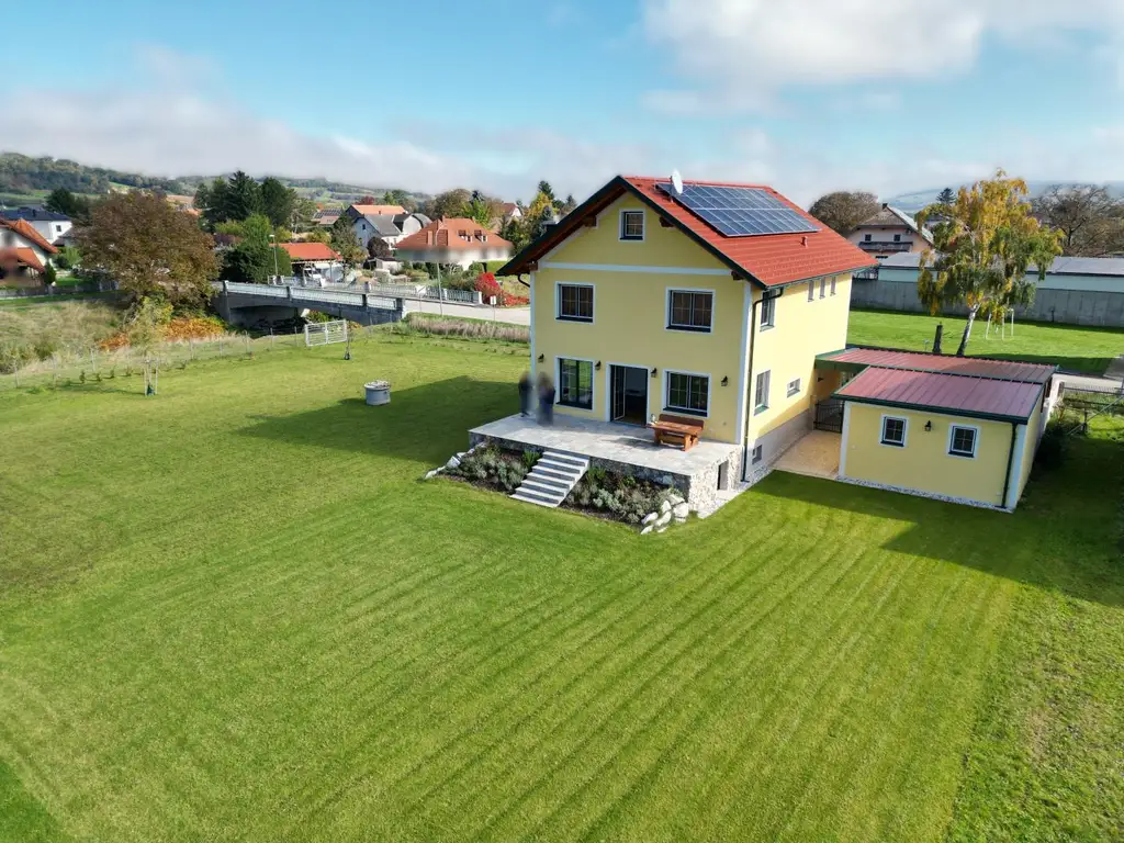NEUES NIEDRIGENERGIEHAUS MIT GROSSEM GRUNDSTÜCK