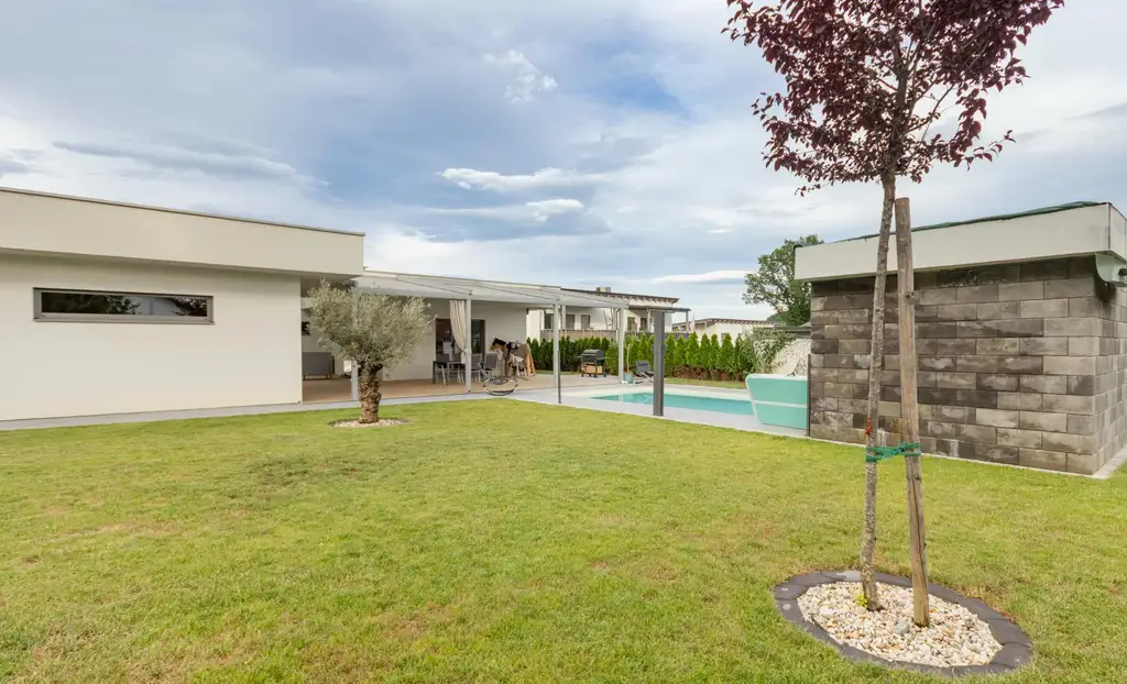 Alles auf einer Ebene – stilvoller Bungalow für höchste Wohnansprüche