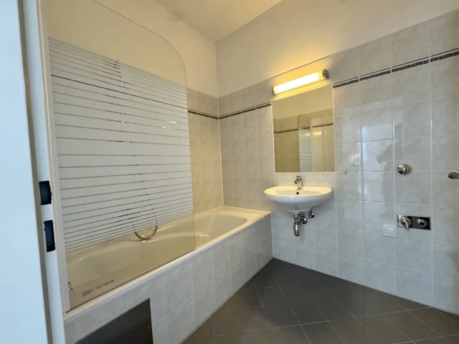 Ein kurzes Spaziergang zur U6 - schöner Altbau inklusive Aufzug - inkl. Einbauküche