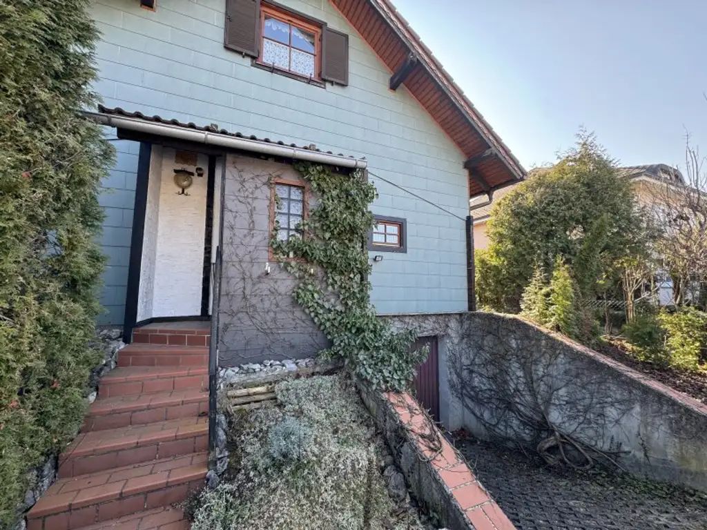 Sonniges Blockhaus mit Pool, Balkon & Gartenidylle in Sollenau