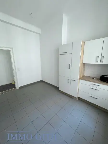 EXKLUSIVE ALTBAUWOHNUNG MIT 2 BALKONEN UND TRAUMBLICK ÜBER WIEN – 258 m² IN BESTLAGE DES 4. BEZIRKS UNBEFRISTET ZU MIETEN!