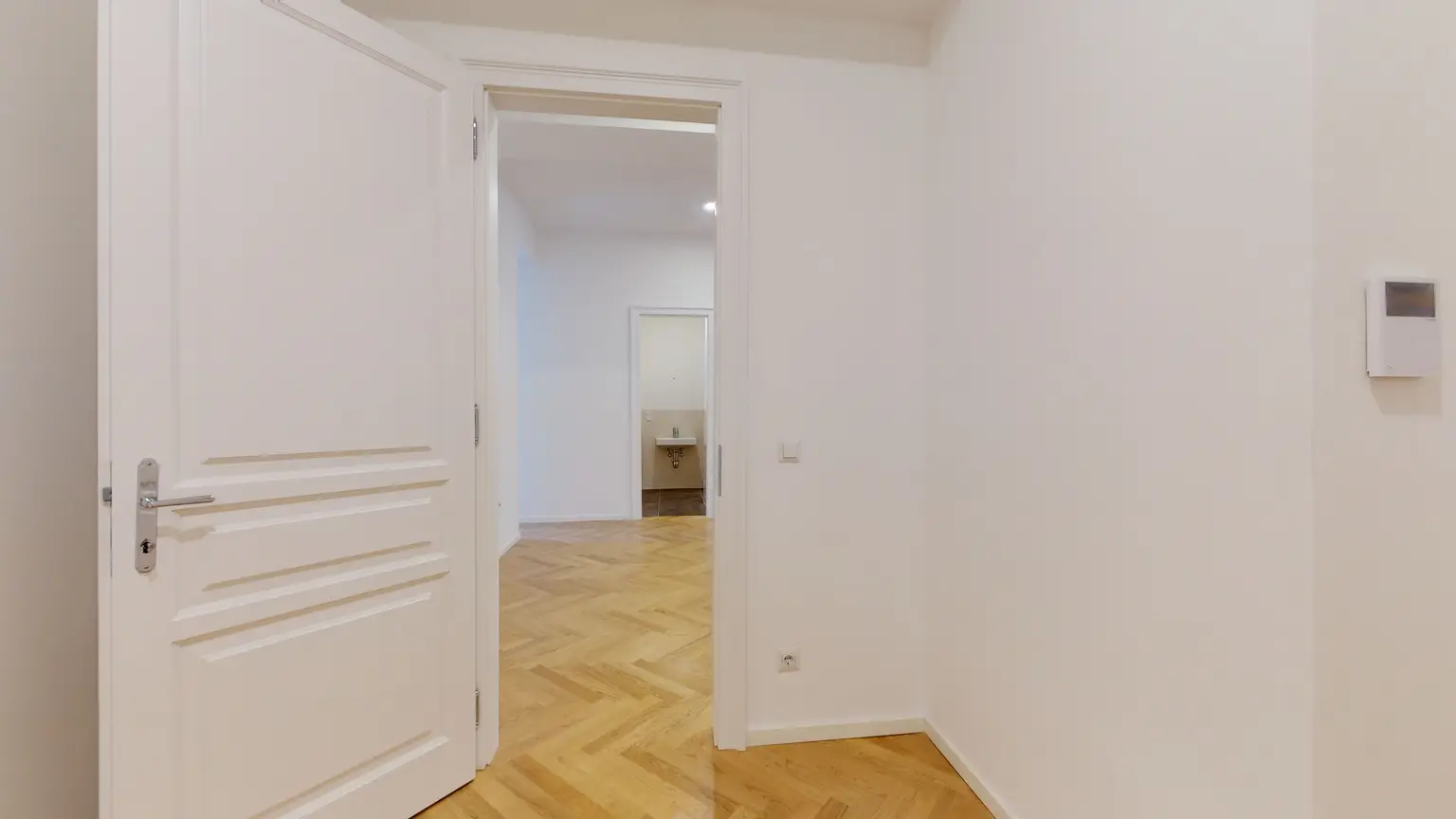 "Urban Oasis" - Moderne Altbauwohnung mit einzigartiger Raumhöhe und Terrasse