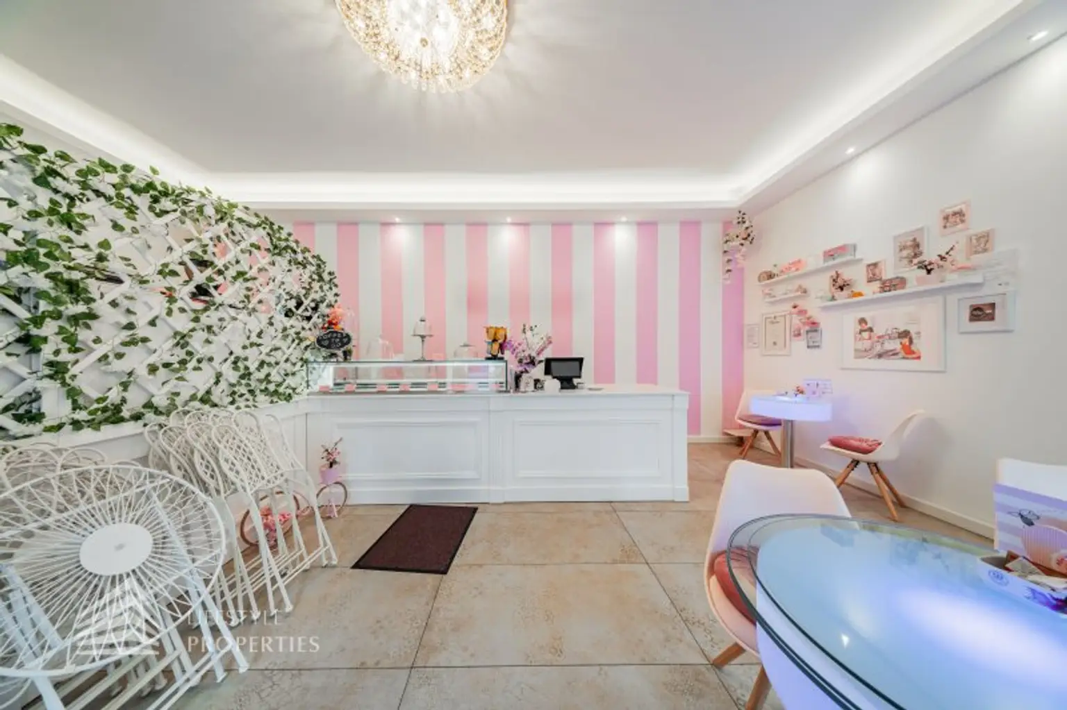 Voll ausgestattetes Café-Konditorei-Lokal – französischer Charme & betriebsbereit in lebendiger Lage