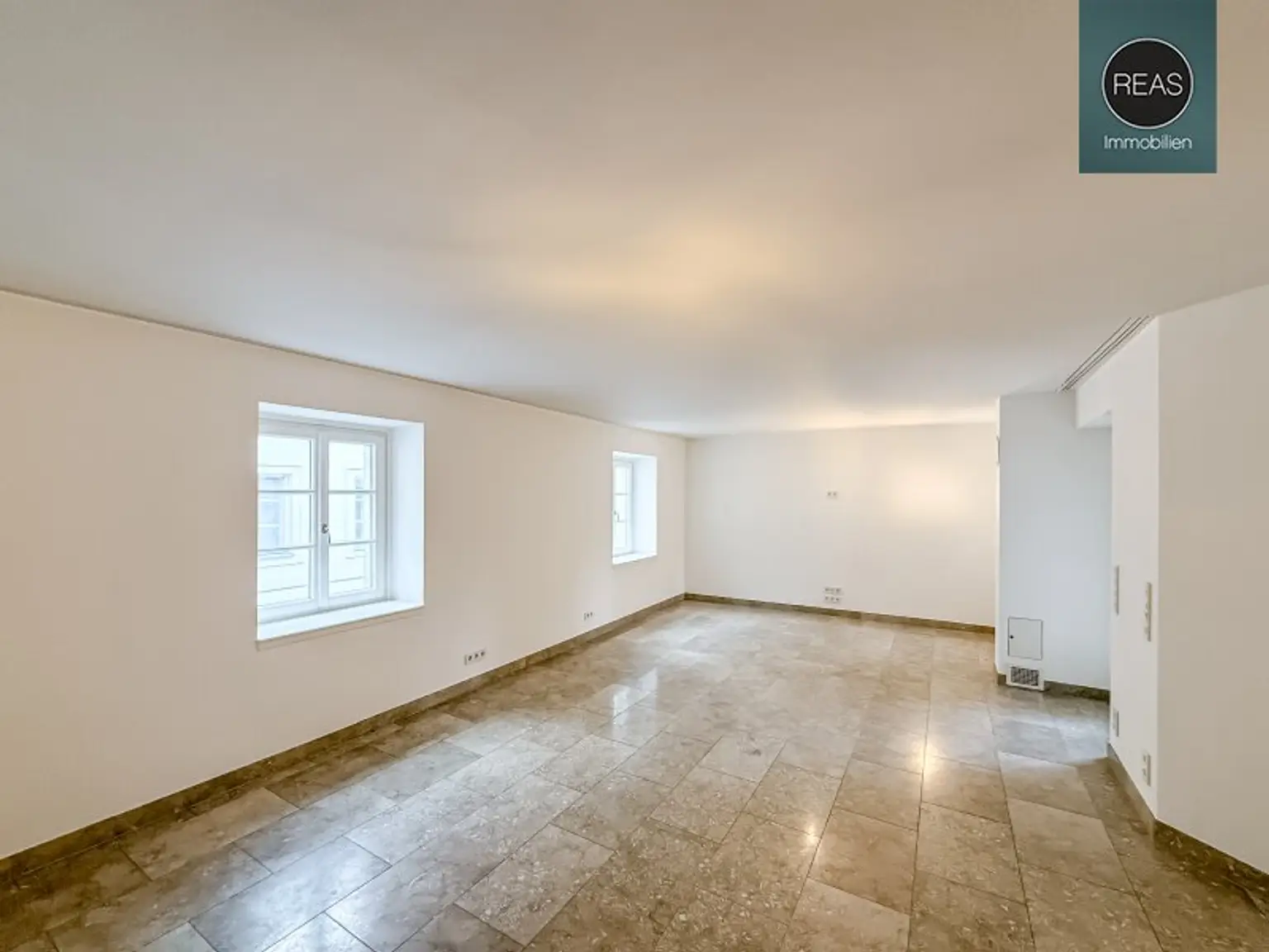 Provisionsfrei: Exklusives Maisonette - Apartment mit Loggia und Terrasse beim Beethoven Museum und Pfarrplatz! Garagen verfügbar!