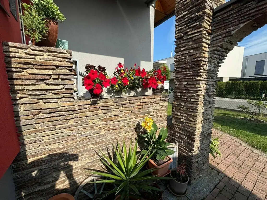 **RARITÄT**Einzigartiges Haus in BESTLAGE in unmittelbarer Nähe zur Therme**parkähnlicher Garten**Wintergarten**Nebengebäude mit Fitness**uvm ...!**