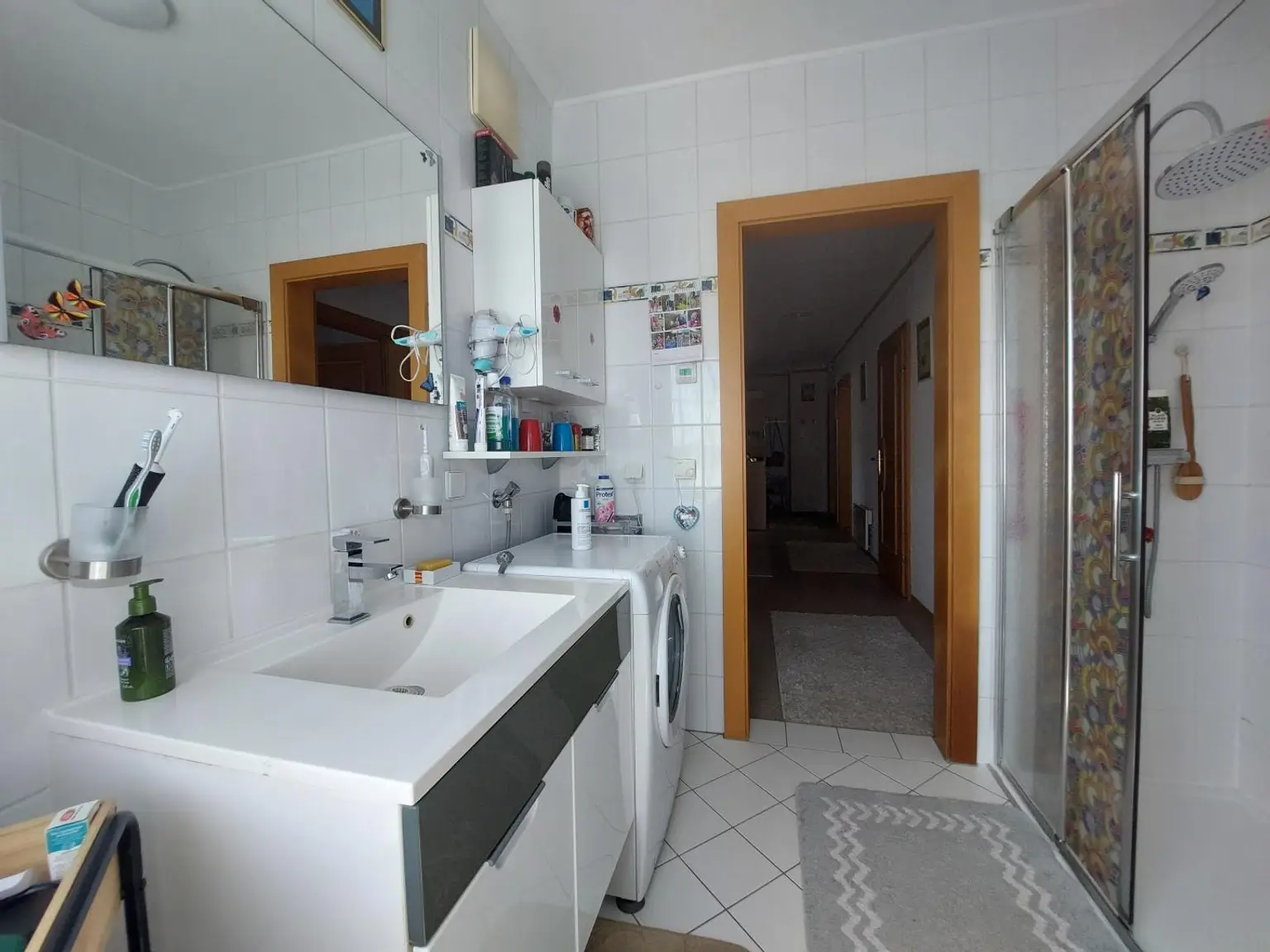 einladendes, helles Badezimmer