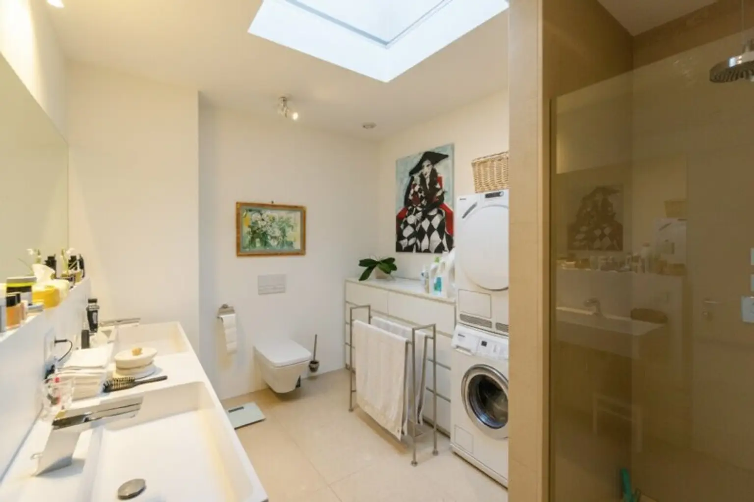 Badezimmer mit Dusche und WC