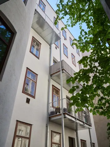 Exklusive Altbau-Residenz mit modernster Technik – hofseitige 2-Zimmerwohnung mit Balkon beim Naschmarkt
