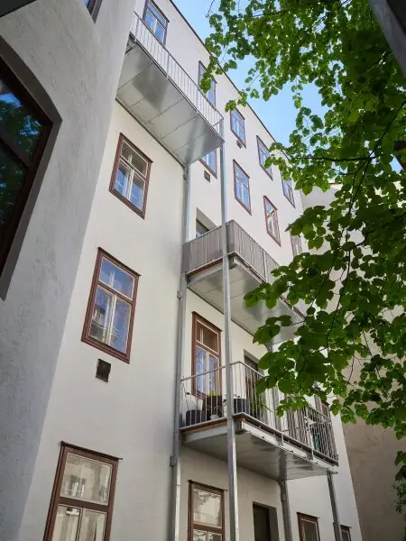 Exklusive Altbau-Residenz mit modernster Technik – hofseitige 2-Zimmerwohnung mit Balkon beim Naschmarkt