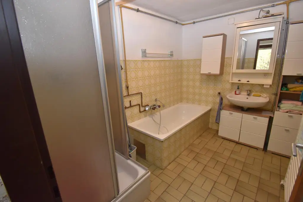 Wohnhaus mit SANIERUNGSBEDARF