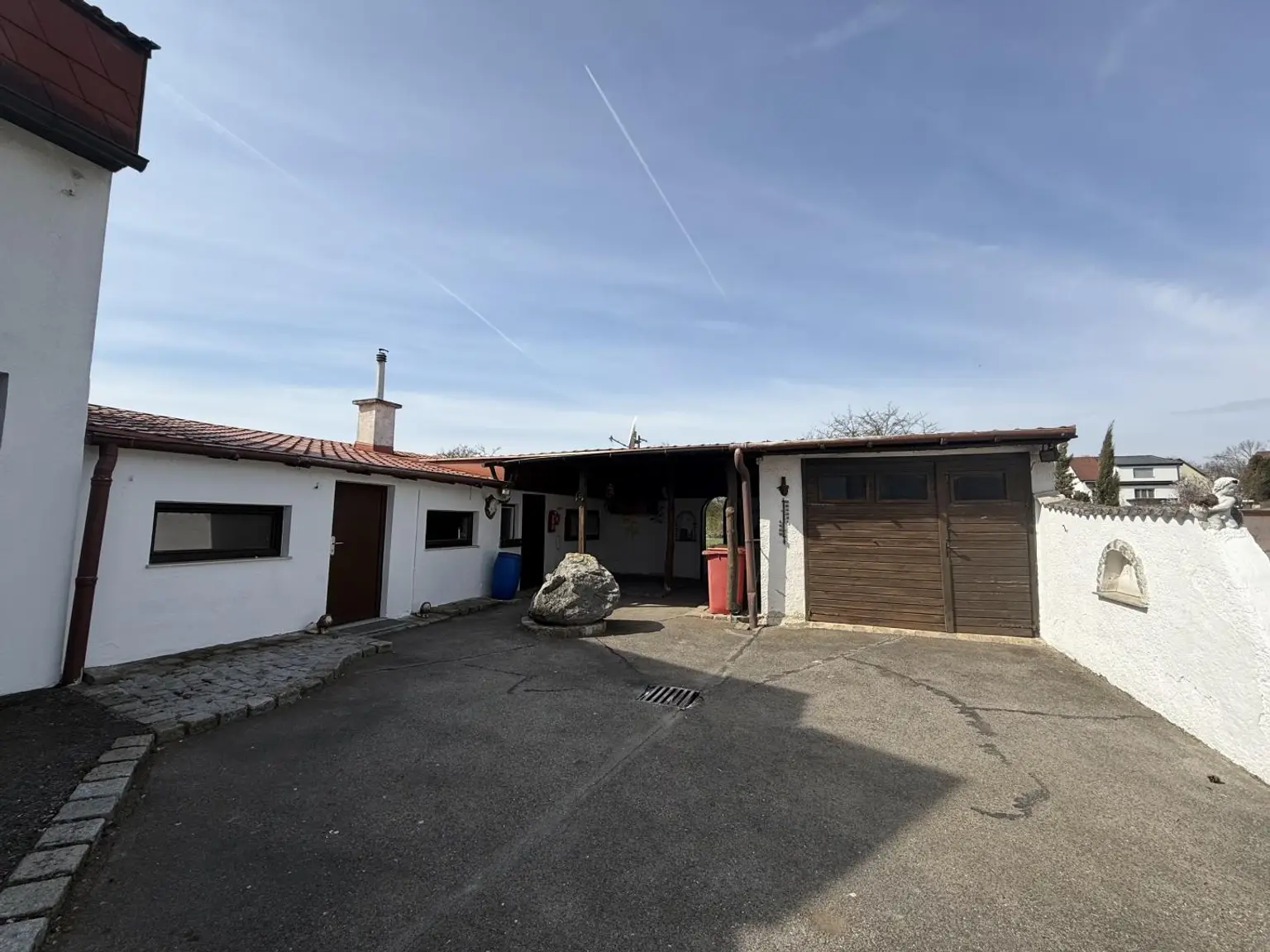 Nebengebäude und Garage