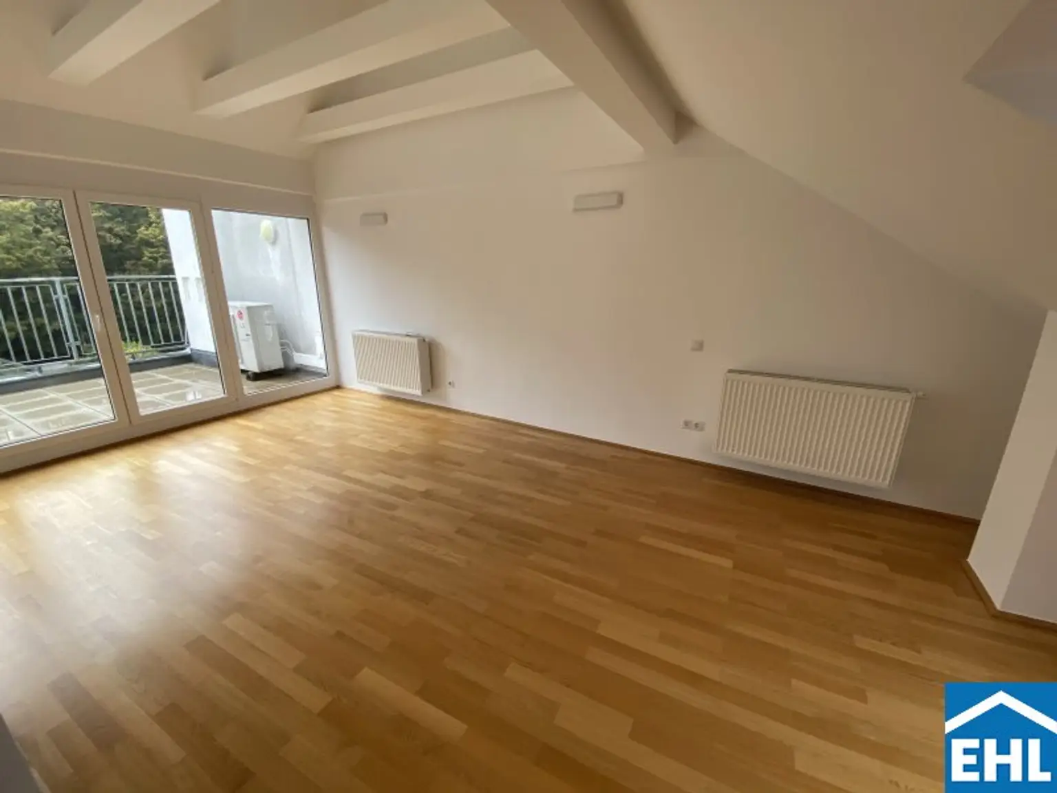 Ruhige Dachgeschosswohnung Terrasse und Balkon !